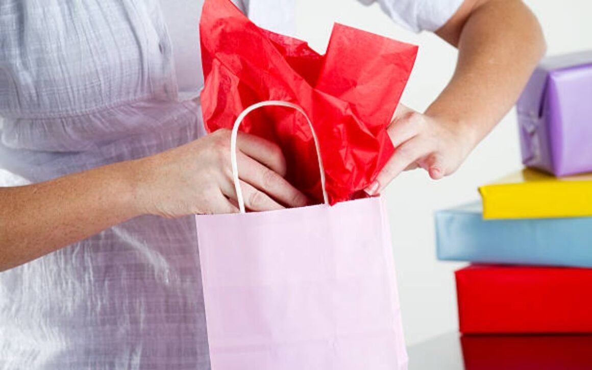 how-to-put-tissue-paper-in-a-gift-bag